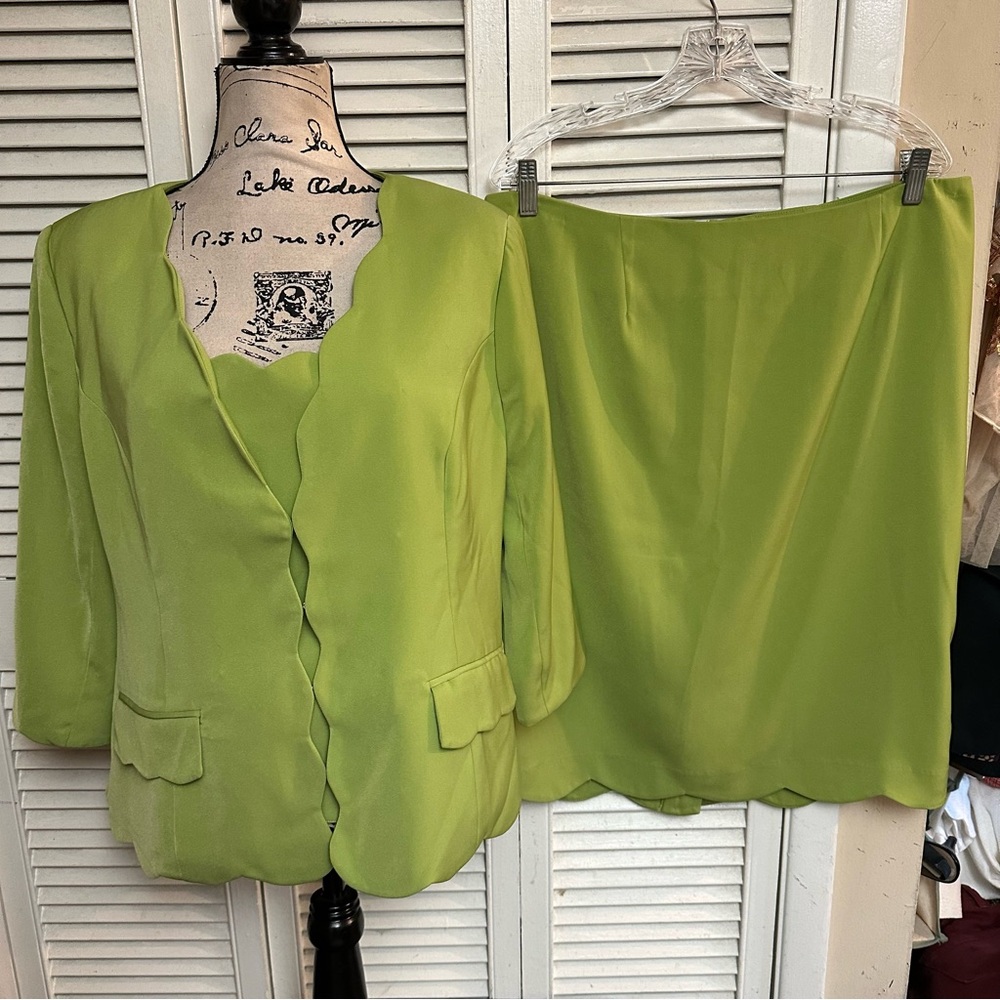 Monroe & Main Plus size skirt suit
